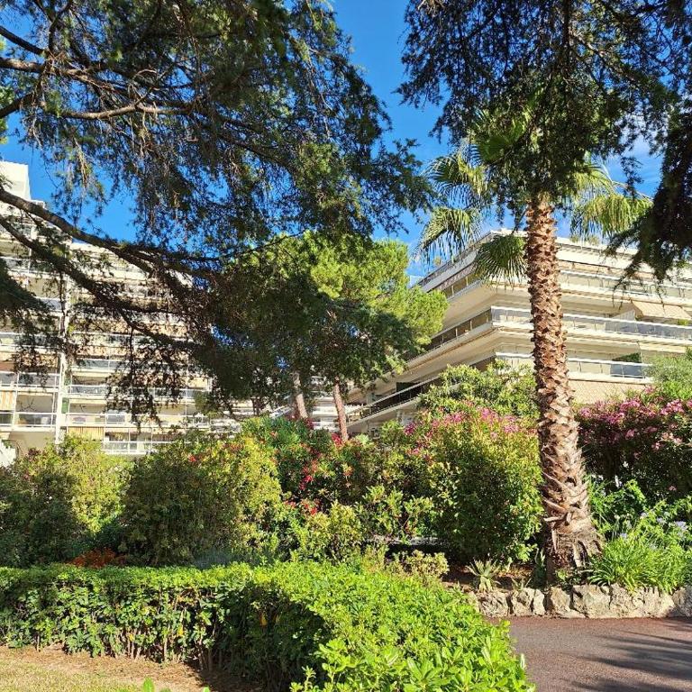 JUAN LES PINS Charming - One-Bedroom Apartment - 5