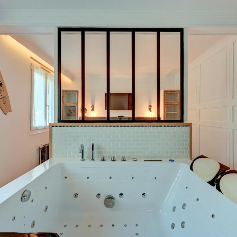 The Originals Boutique, Clair Hôtel, Martigues - Suite Balneo - 6