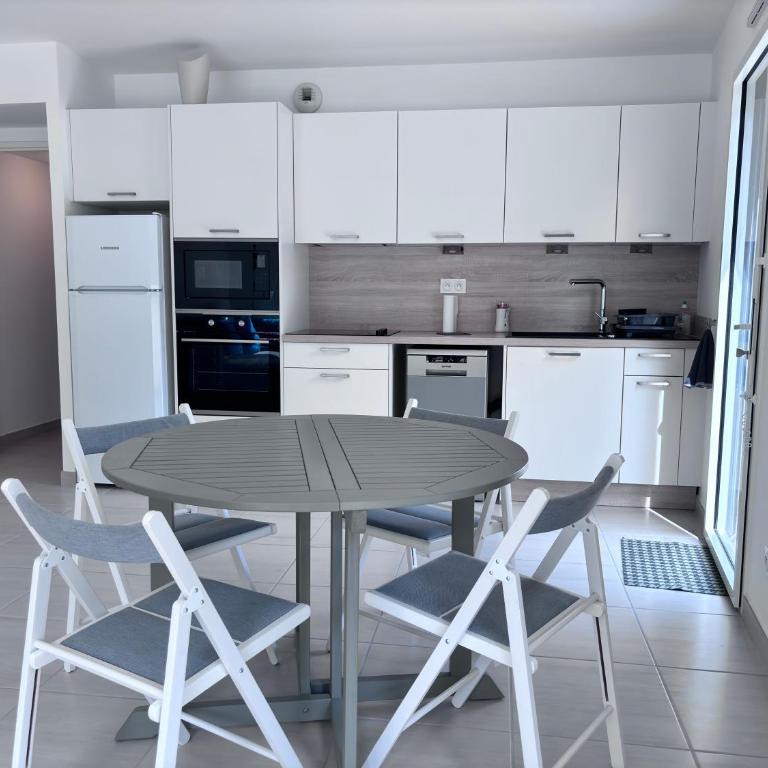 Superbe T3 avec jardin, résidence avec piscine et accés plages - Appartement 2 Chambres - 4
