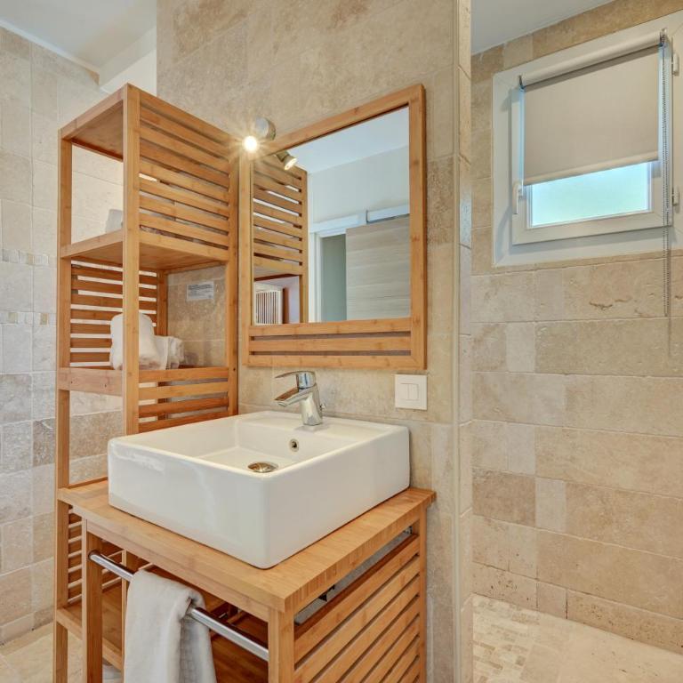 The Originals Boutique, Clair Hôtel, Martigues - Habitación Doble con bañera de hidromasaje - 6