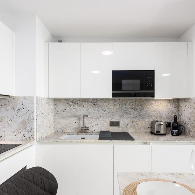 Luxueux appartement - Parking privé - Piscine - CC - Appartement 1 Chambre - 14