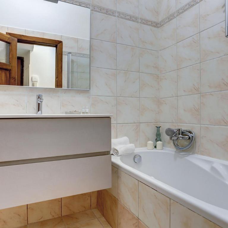 Vatican Apt Doria 64 - Home and More - One-Bedroom Apartment - 10