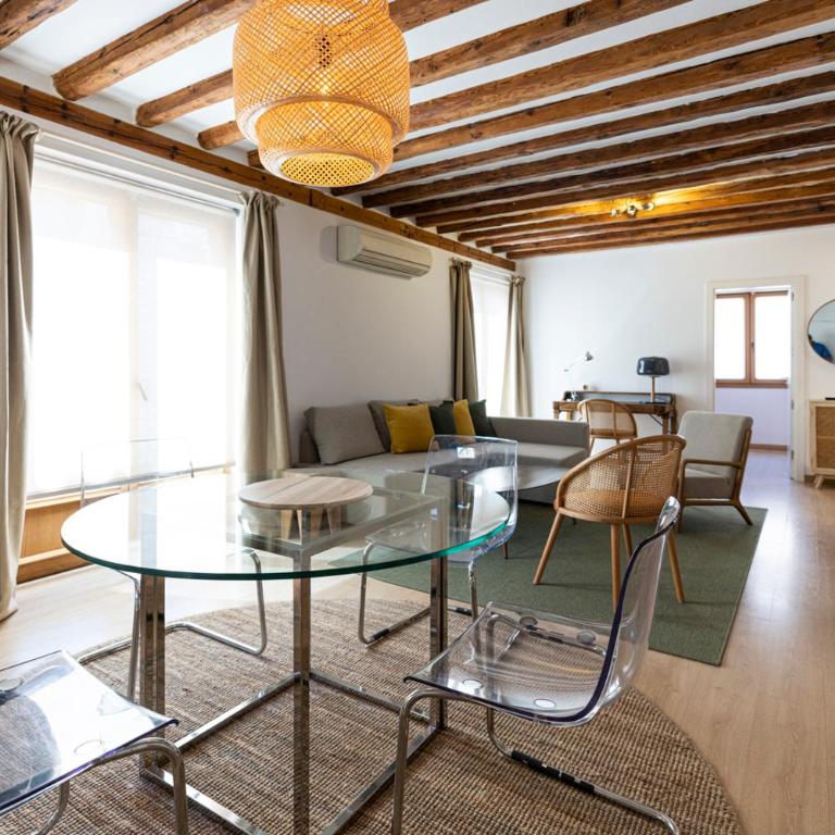 Luminoso y céntrico piso al lado de la Plaza Mayor - Apartamento de 2 dormitorios - 40
