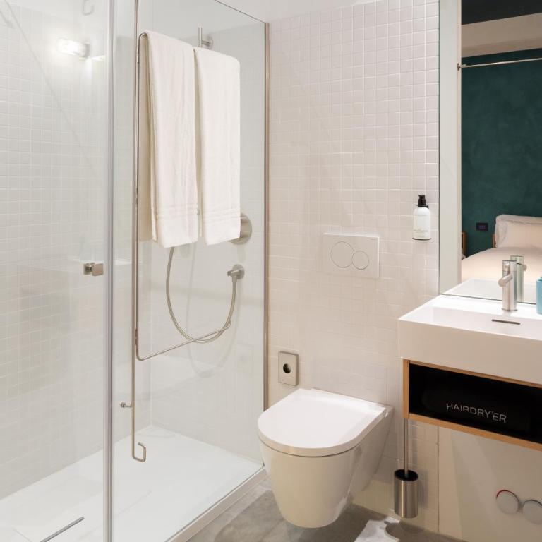 Riva Rooms & Studios - Check-In 24hr - Camera Matrimoniale/Doppia con Letti Singoli con Vista Lago. - 1