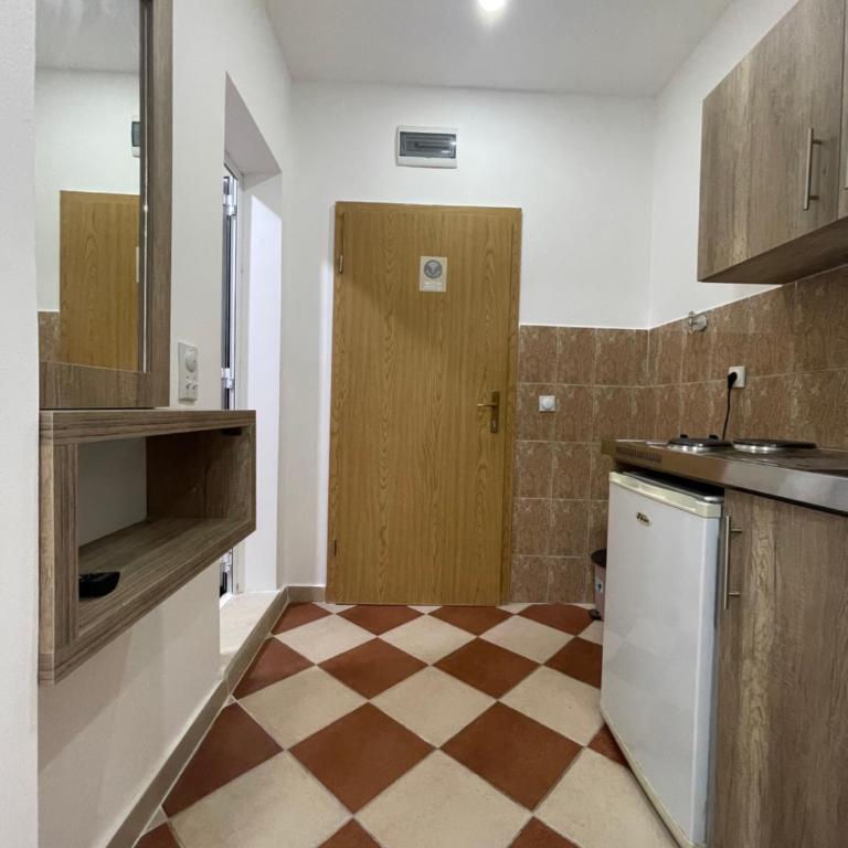 Kodra Apartments - Quadruple Room - 8