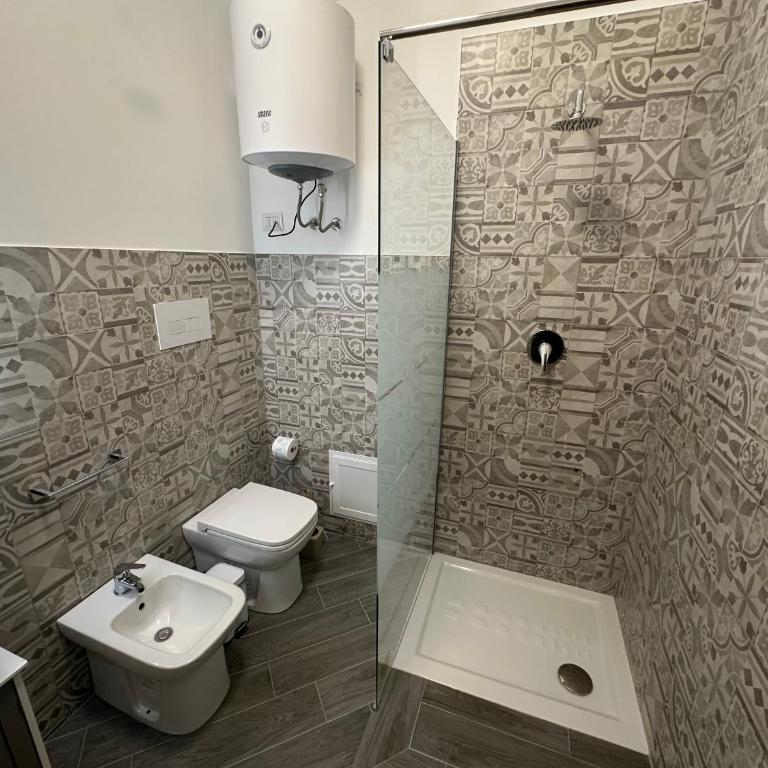 Intero Appartamento con Vasca Idromassaggio e Solarium - Villa Ciaculli - Suite con Vasca Idromassaggio - 2