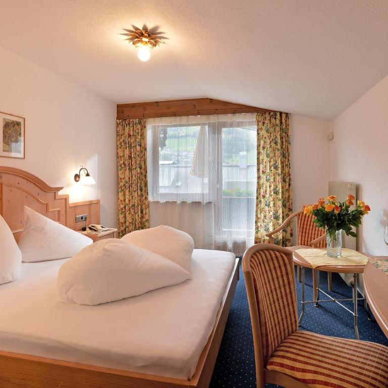 Hotel Schwarzer Adler - Doppelzimmer mit Balkon - 1