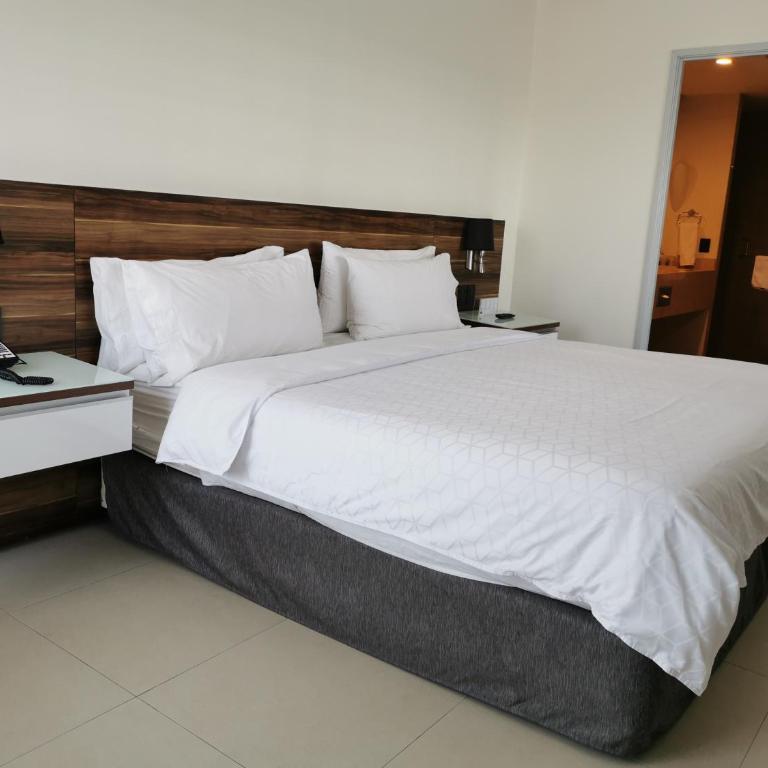 Holiday Inn Express Puerto Vallarta by IHG - King Suite with Terrace and City View - 3