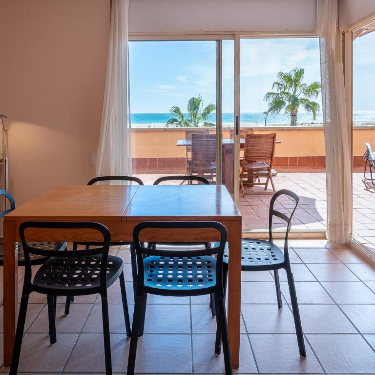 AT019 Vistas frontales de la playa, con piscina - Apartamento de 3 dormitorios - 8