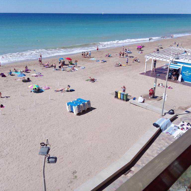 Acogedor y Amplio Apartamento familiar a pie de playa - Three-Bedroom Apartment (shared with host) - 31