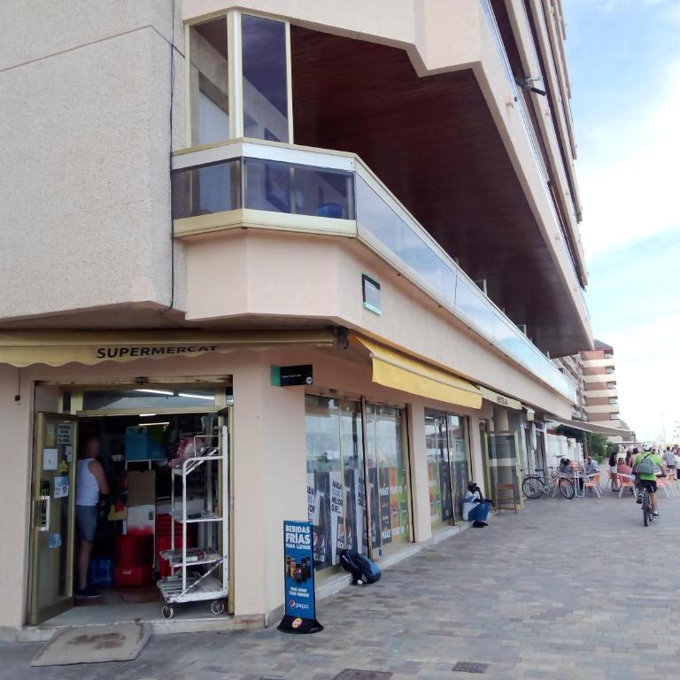 Acogedor y Amplio Apartamento familiar a pie de playa - Three-Bedroom Apartment (shared with host) - 27