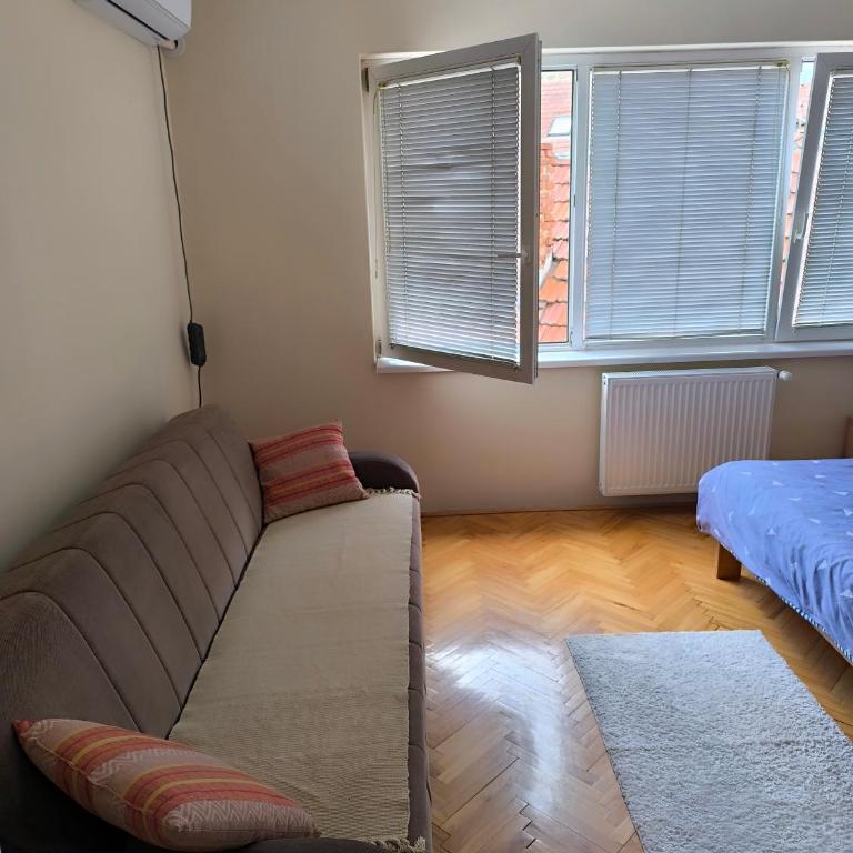 REA APARTMENT - One-Bedroom Apartment - 3