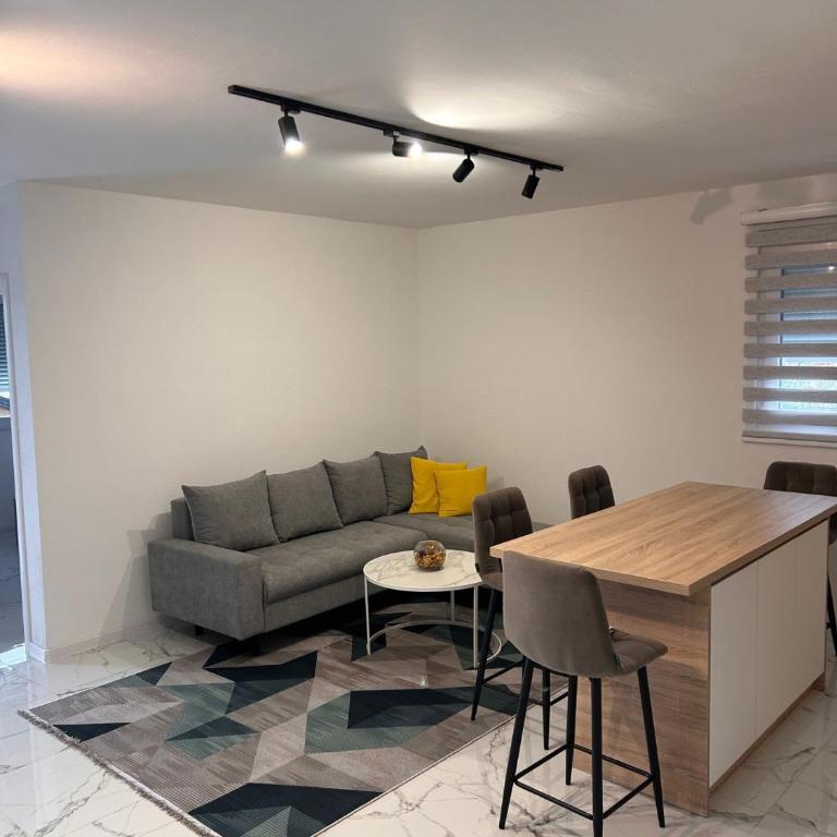 Apartmani Stars - Deluks Apartman sa 2 Spavaće Sobe i Balkonom - 4