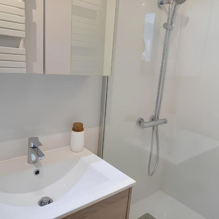 Proche CHU - 4 couchages - Parking gratuit - Local vélo - Appartamento con 2 Camere da Letto - 10