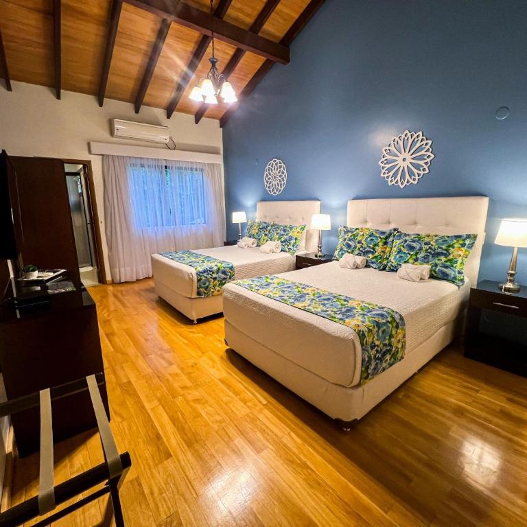 Mburucuyá Hotel Boutique - Queen Room with Two Queen Beds - 2