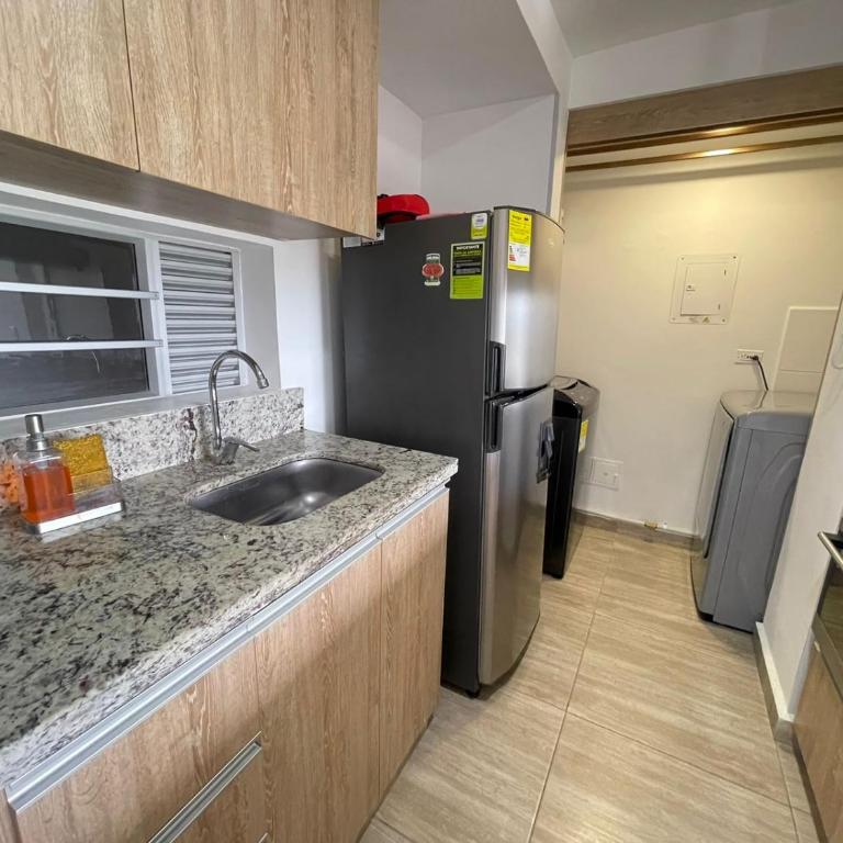 M806- Hermoso y amplio apartamento en Av 19 norte - Three-Bedroom Apartment - 9
