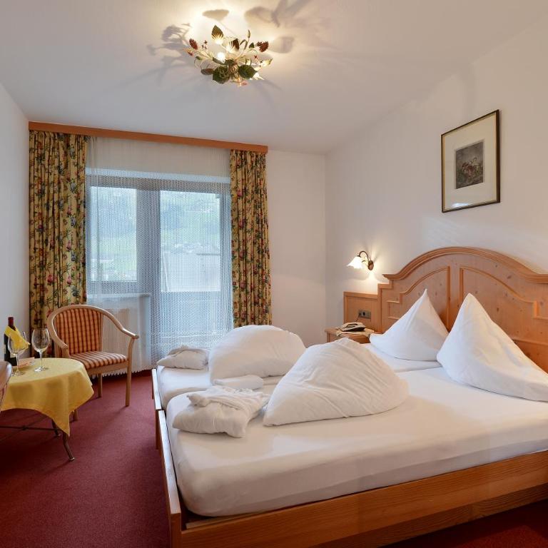 Hotel Schwarzer Adler - Doppelzimmer mit Balkon - 3