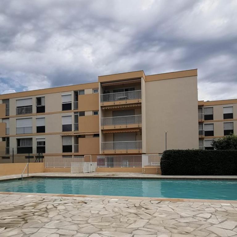 Grand T2 proche mer avec piscine collective, climatisation, parking étroit - FR-1-803-51 - Apartamento - 1