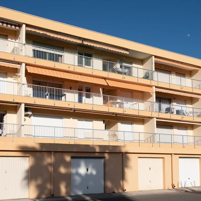 Grand T2 proche mer avec piscine collective, climatisation, parking étroit - FR-1-803-51 - Apartamento - 2