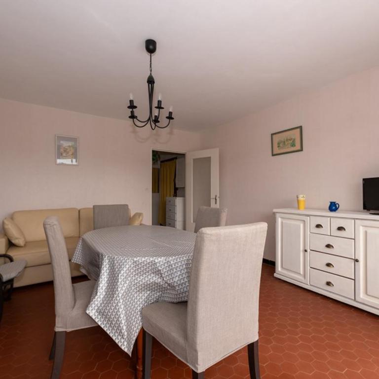 Grand T2 proche mer avec piscine collective, climatisation, parking étroit - FR-1-803-51 - Apartamento - 3