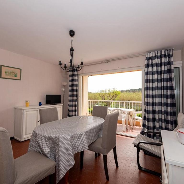 Grand T2 proche mer avec piscine collective, climatisation, parking étroit - FR-1-803-51 - Apartamento - 12