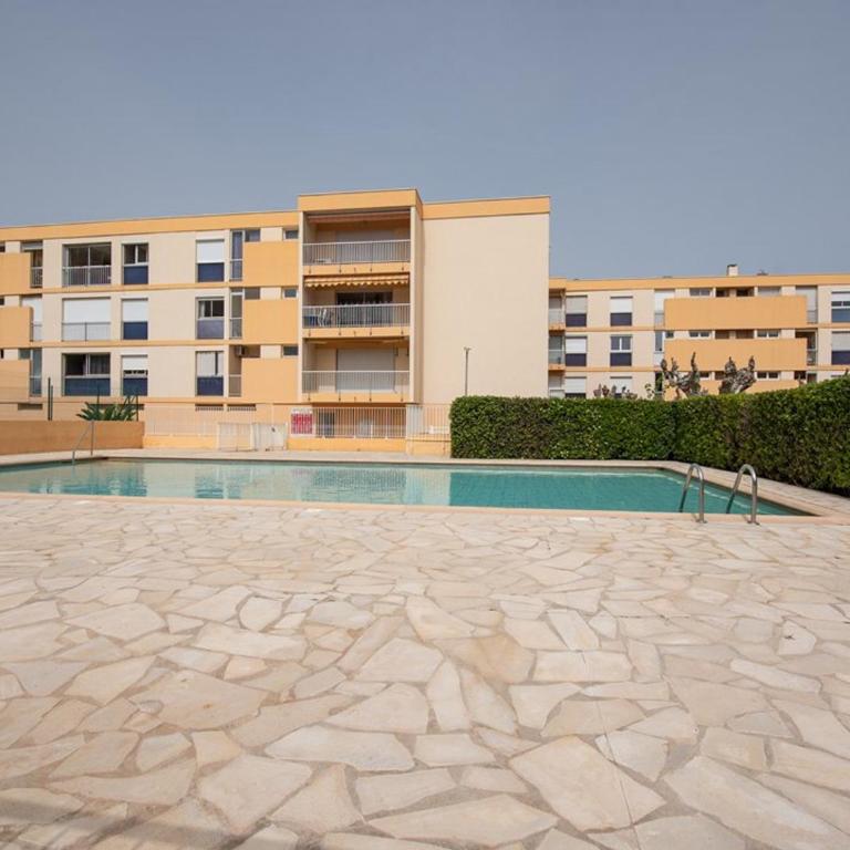 Grand T2 proche mer avec piscine collective, climatisation, parking étroit - FR-1-803-51 - Apartamento - 13