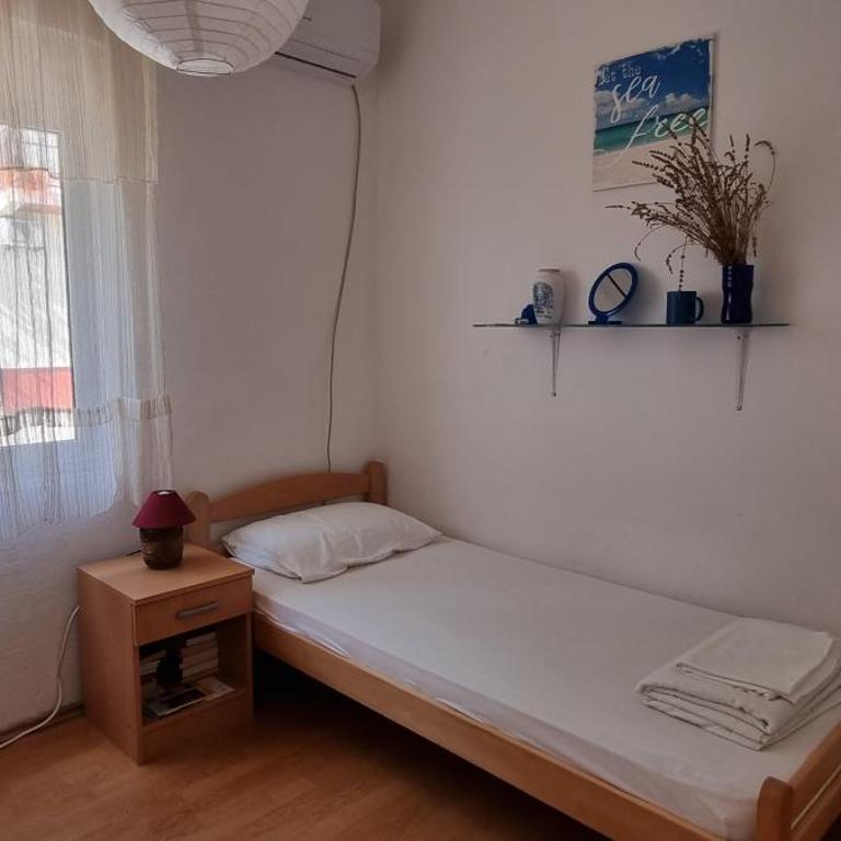 Zemunella Guest House - Single Room with Shared Shower and Toilet - 6