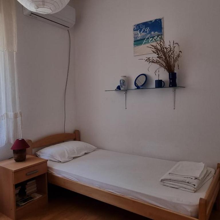 Zemunella Guest House - Single Room with Shared Shower and Toilet - 7