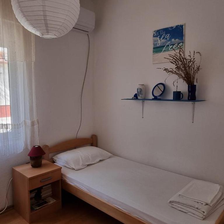 Zemunella Guest House - Single Room with Shared Shower and Toilet - 9