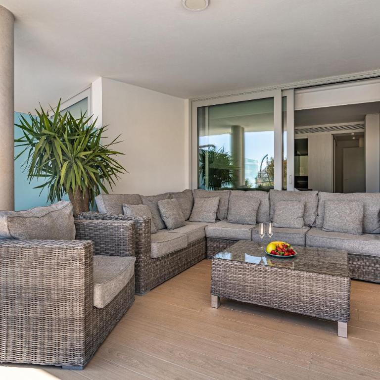 Amazing sea view from the comfort of the jacuzzi - Two-Bedroom Apartment - 20