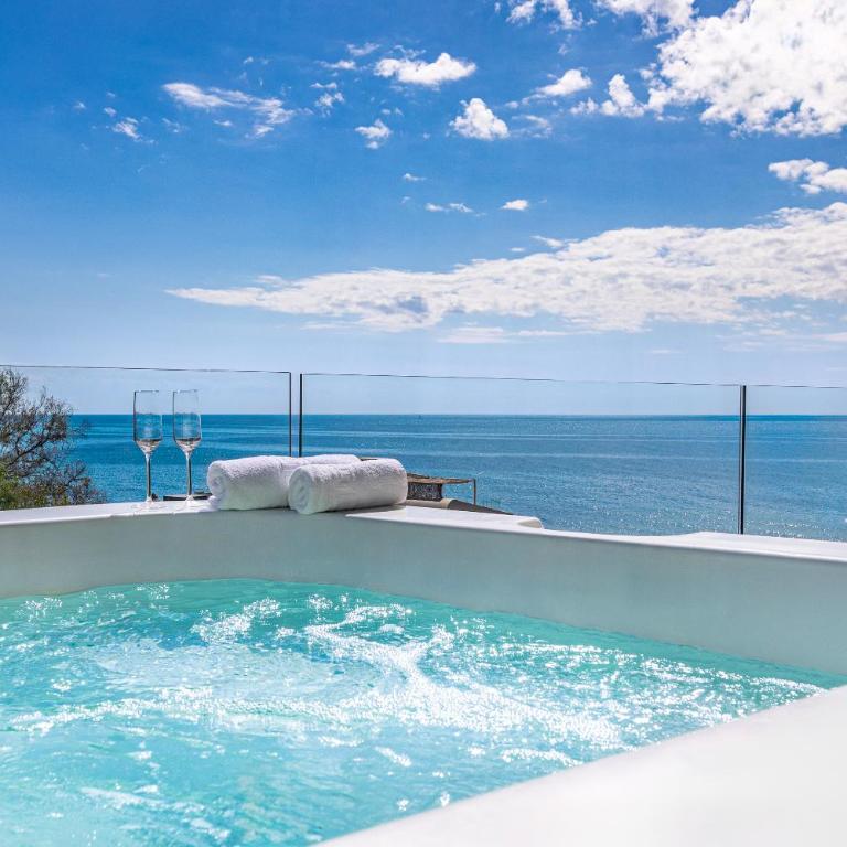 Amazing sea view from the comfort of the jacuzzi - Two-Bedroom Apartment - 1