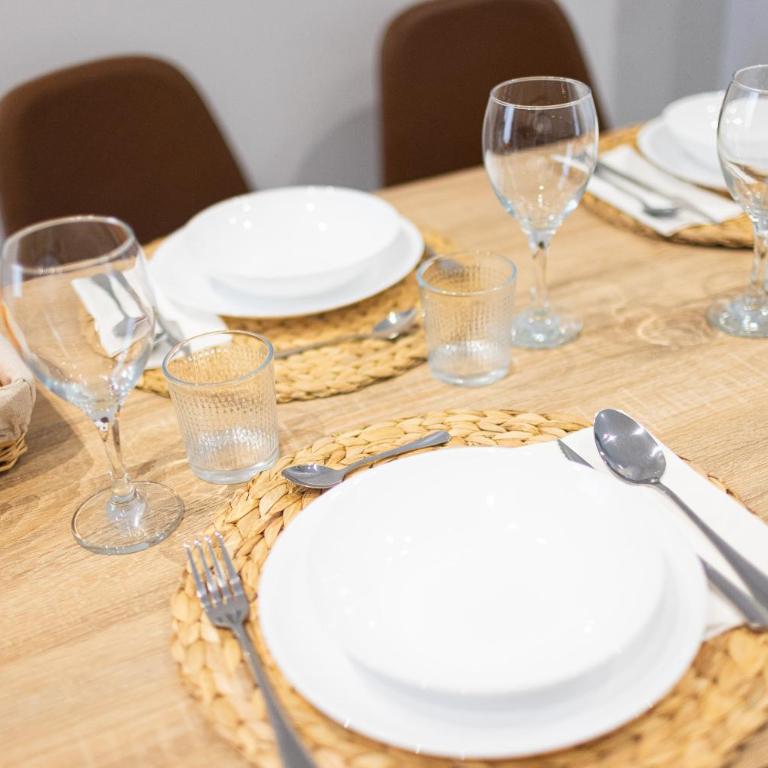 FLORIT FLATS - Urban City Nest - AC & WiFi - 10 min City Center - Two-Bedroom Family Apartment - 12