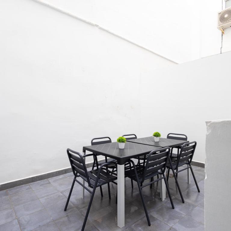 FLORIT FLATS - Urban City Nest - AC & WiFi - 10 min City Center - Two-Bedroom Family Apartment - 34