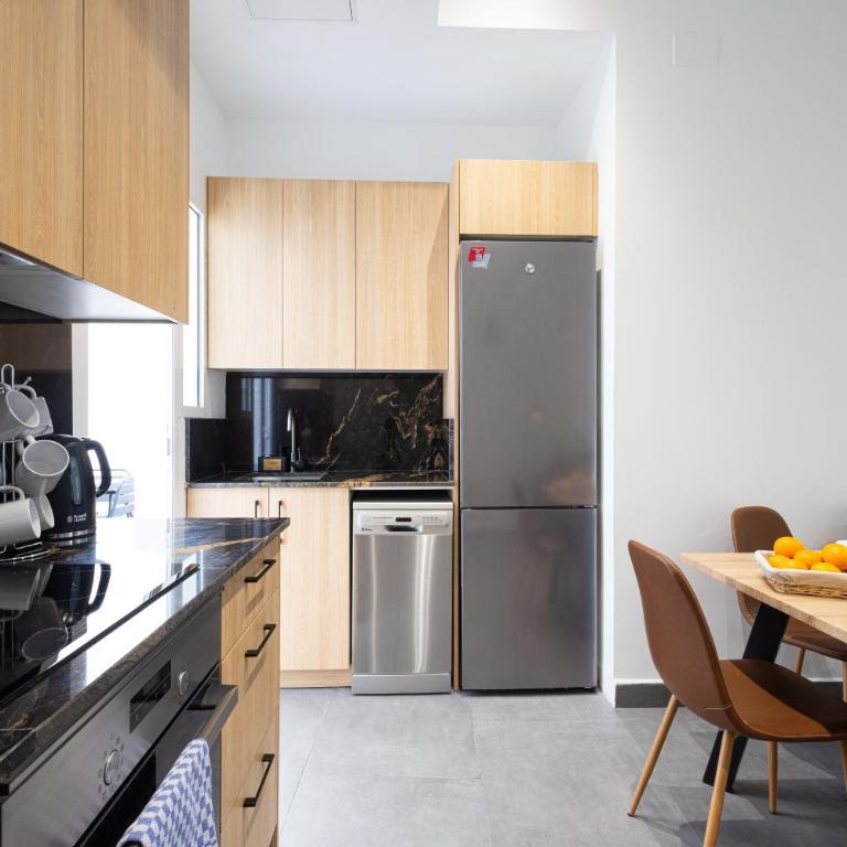 FLORIT FLATS - Urban City Nest - AC & WiFi - 10 min City Center - Two-Bedroom Family Apartment - 11