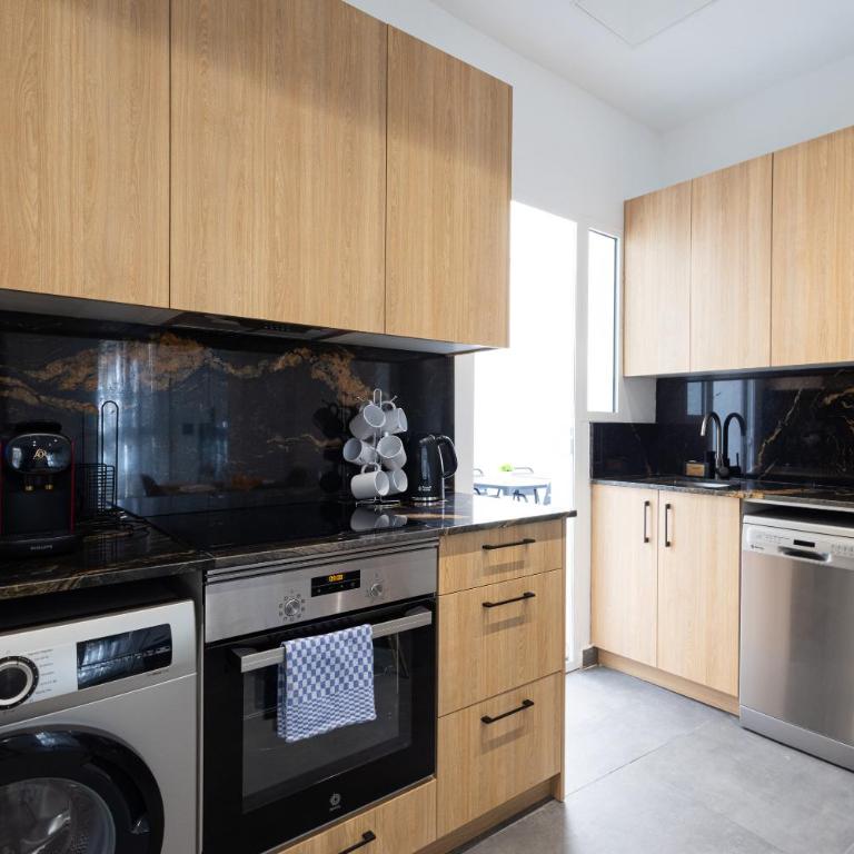 FLORIT FLATS - Urban City Nest - AC & WiFi - 10 min City Center - Two-Bedroom Family Apartment - 7