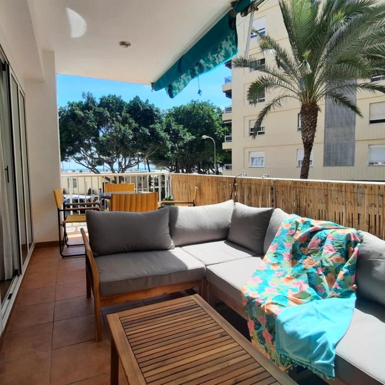Terraza con vistas al mar Parking privado 120 mts, junto a la playa - Three-Bedroom Apartment - 2