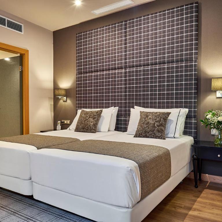 Hesperia Barcelona Barri Gòtic - Comfort Triple Room - 8