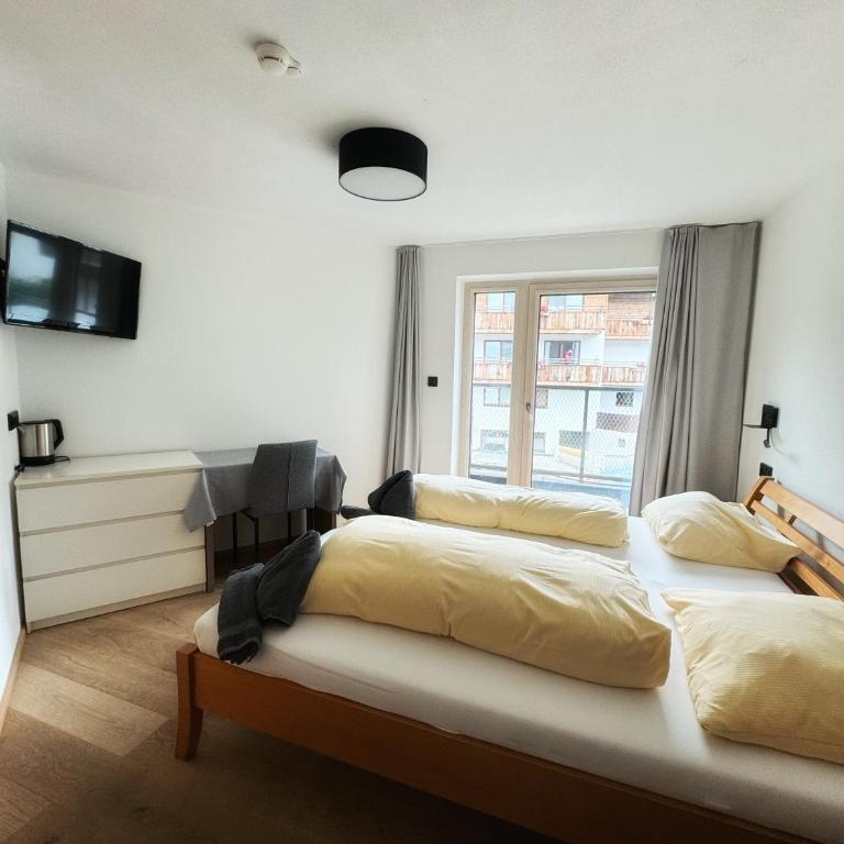 SKILL Mountain Lodge - Ski und Bike Hostel im Sommer mit JOKER CARD - Doppelzimmer mit eigenem Bad - 2