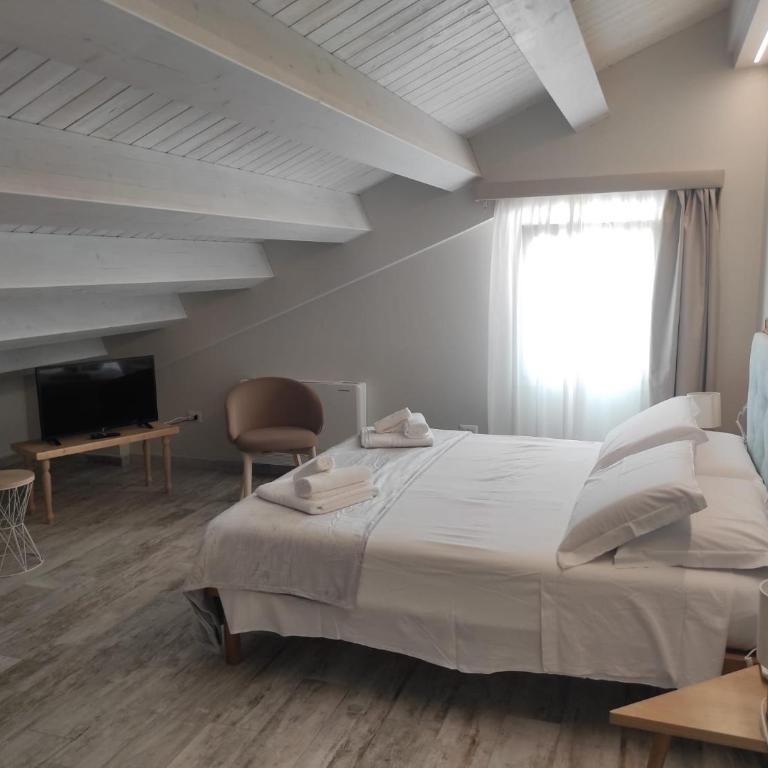 Itria Modica - Standard Queen Room - Attic - 4