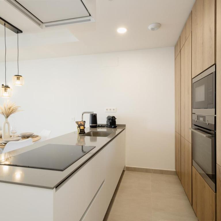 Modern apartment with a large private terrace, pool, sauna, gym, and sea views in Fuengirola - Apartamento de 2 dormitorios con balcón y vistas al mar - 25