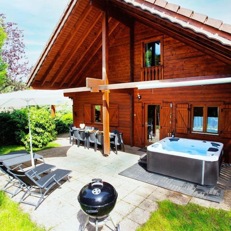 Chalet Les Brimbelles avec Jacuzzi - Chalet - 1