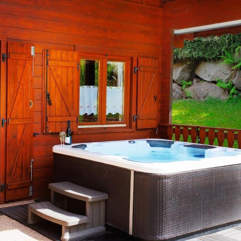 Chalet Les Brimbelles avec Jacuzzi - Chalet - 2
