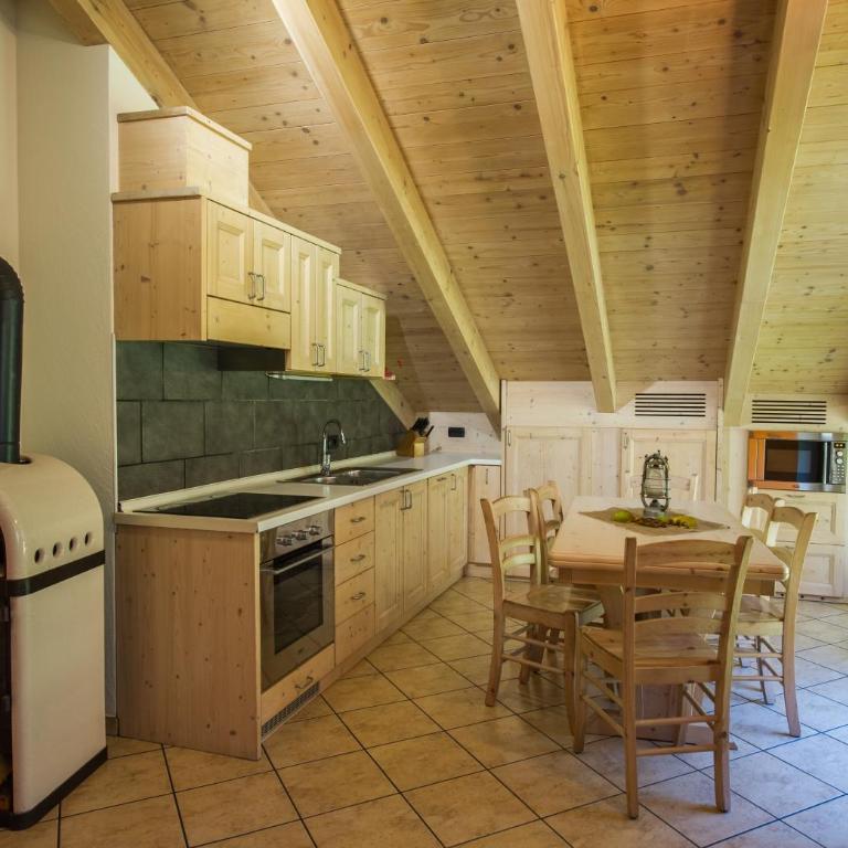 Chalet La Rugiada - Appartamento con 2 Camere da Letto e Balcone - 1