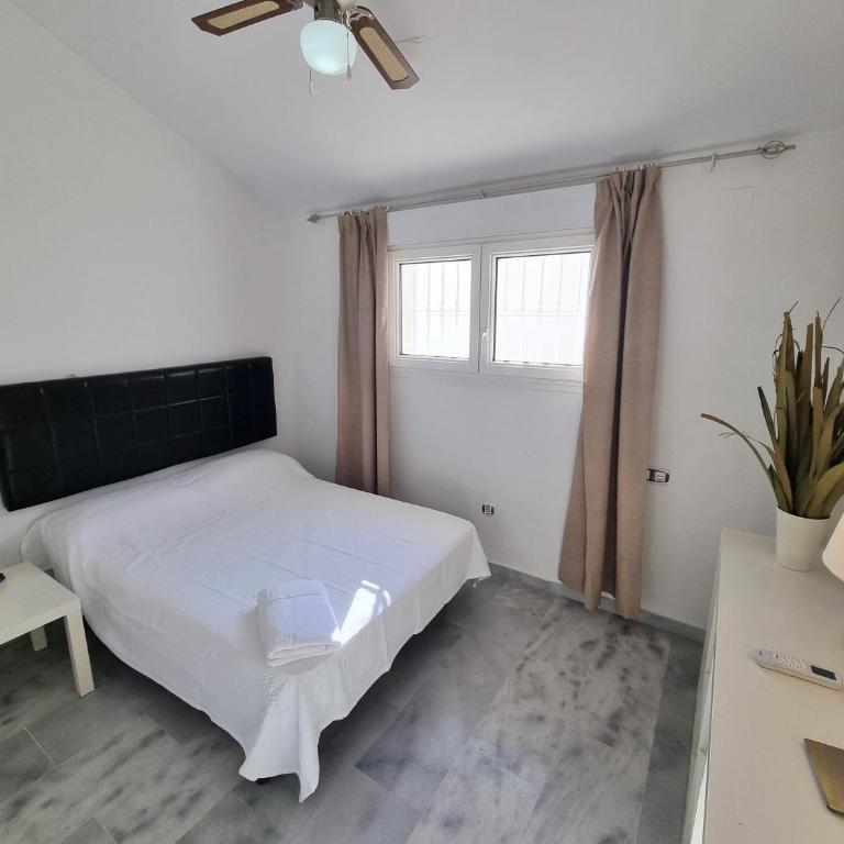 Los Olivos Beach and Pool Apartment - Two-Bedroom Apartment - 9