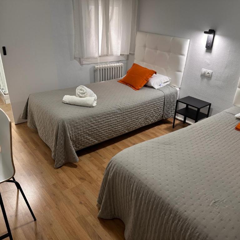 Hostal ARS - Zweibettzimmer mit eigenem Bad - 1