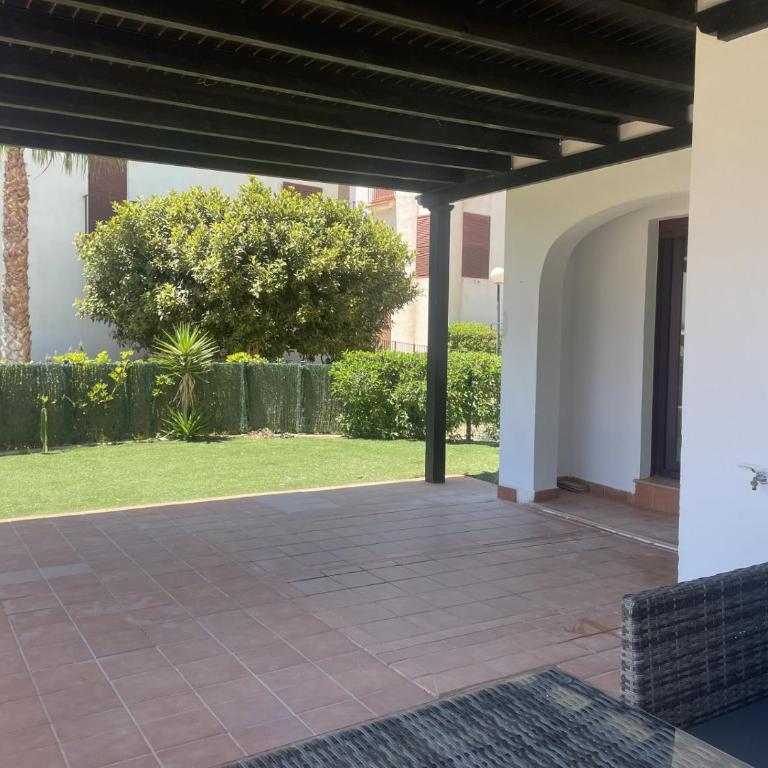 APARTAMENTO BAJO TERRAZA URBANIZACION ACCESO DiRECTO PLAYA - Apartamento de 2 dormitorios - 20