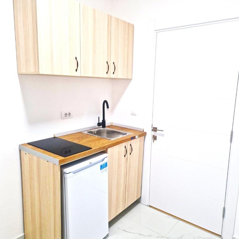 IVANA Apartments - Porodična Soba sa Balkonom - 7