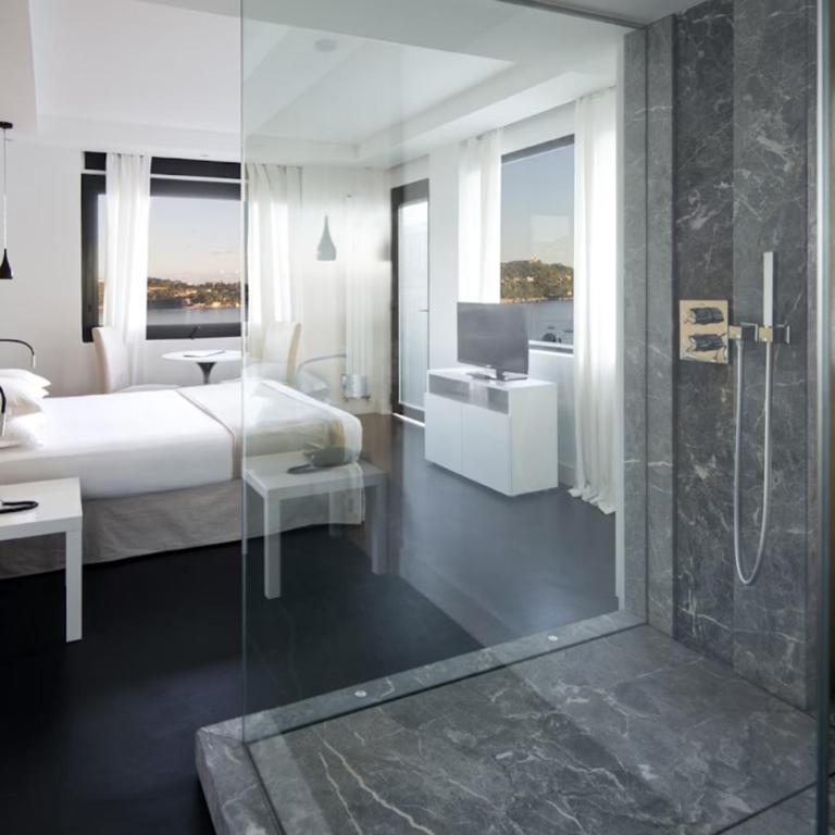 Hôtel Le Versailles - Deux Chambres Communicantes avec Balcon et Vue sur Mer - 1