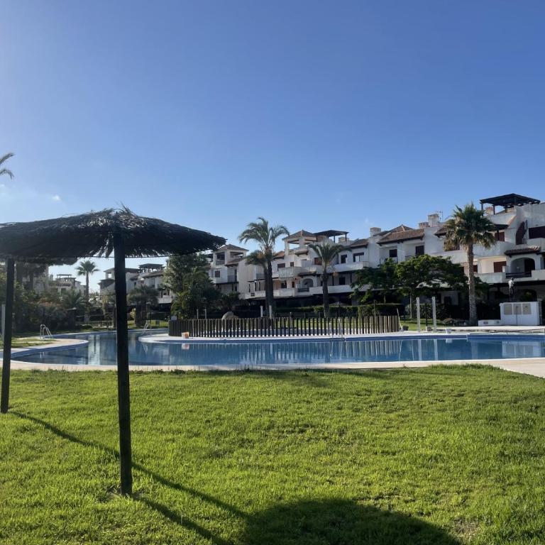 APARTAMENTO BAJO TERRAZA URBANIZACION ACCESO DiRECTO PLAYA - Apartamento de 2 dormitorios - 28
