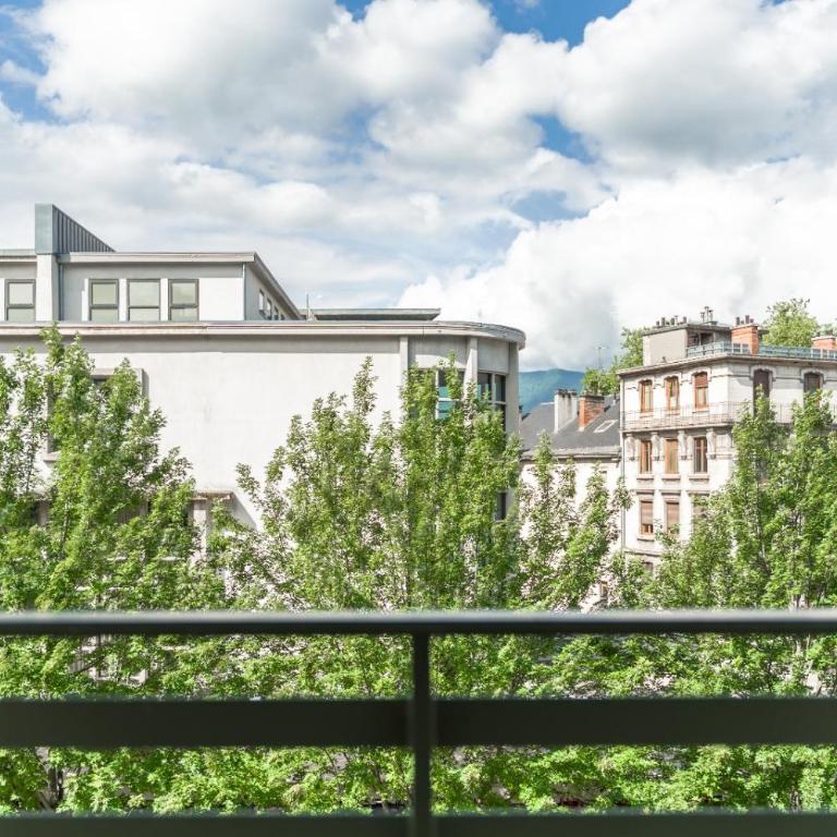 Appartement unique - Centre ville - Three-Bedroom Apartment - 24